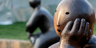 Nachdenkliche Steinfiguren Massive Steinfiguren in nachdenklicher Pose.